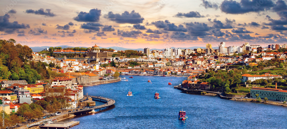 Vista panorámica del Viejo Oporto.  La ciudad de Oporto y la Ribeira sobre el río Duero desde Vila Nova de Gaia, Portugal.