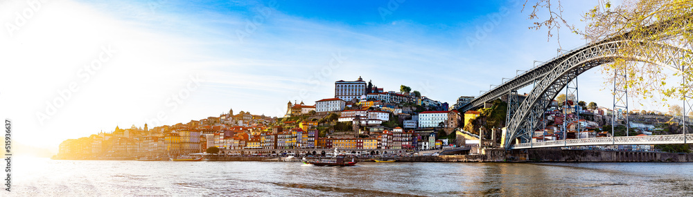Vista panorámica del Viejo Oporto.  La ciudad de Oporto y la Ribeira sobre el río Duero desde Vila Nova de Gaia, Portugal.