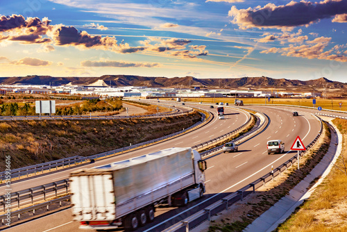 Envío internacional y carretera. Negocio de la logística. Camiones, camiones y carga para el concepto de transporte. Carretera y entrega rápida.