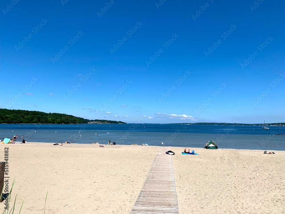 Strandbad Wassersleben in Harrislee bei Flensburg an einem sonnigen Tag mit strahlend blauen Himmel im Sommer, Schleswig-Holstein, Deutschland 