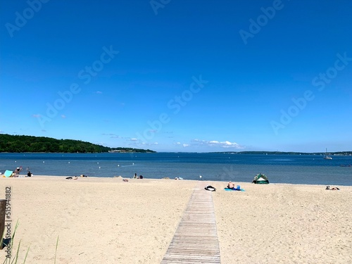 Fototapeta Naklejka Na Ścianę i Meble -  Strandbad Wassersleben in Harrislee bei Flensburg an einem sonnigen Tag mit strahlend blauen Himmel im Sommer, Schleswig-Holstein, Deutschland 