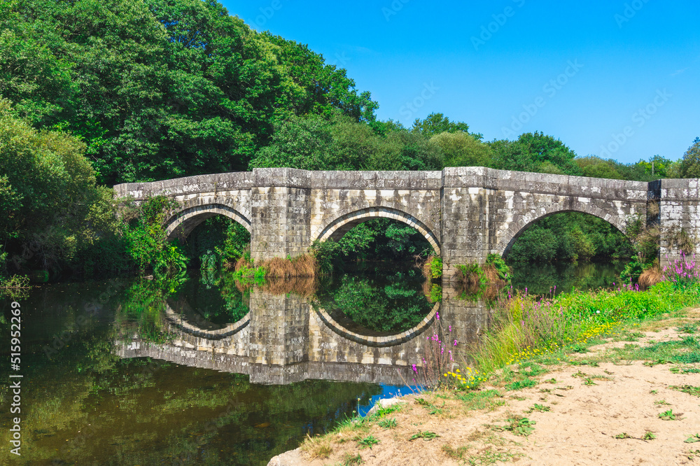 Fototapeta premium Puente romano en Galicia reflejado en un rio