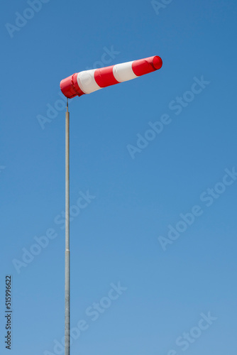 Windsack vor blauen Himmel