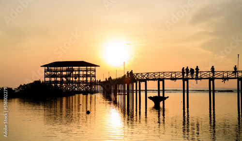 Surf en Filipinas, Amanecer en el muelle Cloud 9 en la isla de Siargao. 