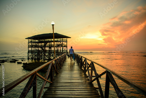 Surf en Filipinas, Amanecer en el muelle Cloud 9 en la isla de Siargao. 