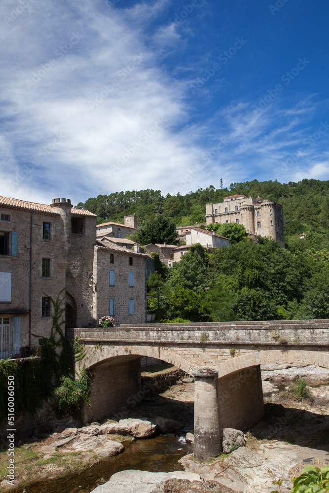 Vue de la ville de Largentière (Ardèche) avec le pont qui franchit la rivière la Ligne et le château qui domine la cité