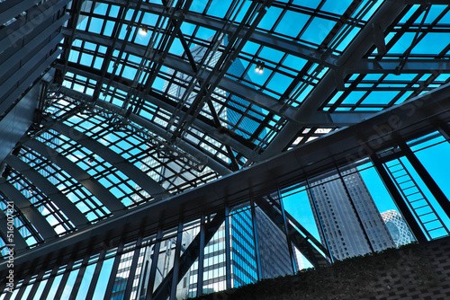 ガラスの天井 （三角広場から見上げた、青空と新宿副都心の超高層ビル群）