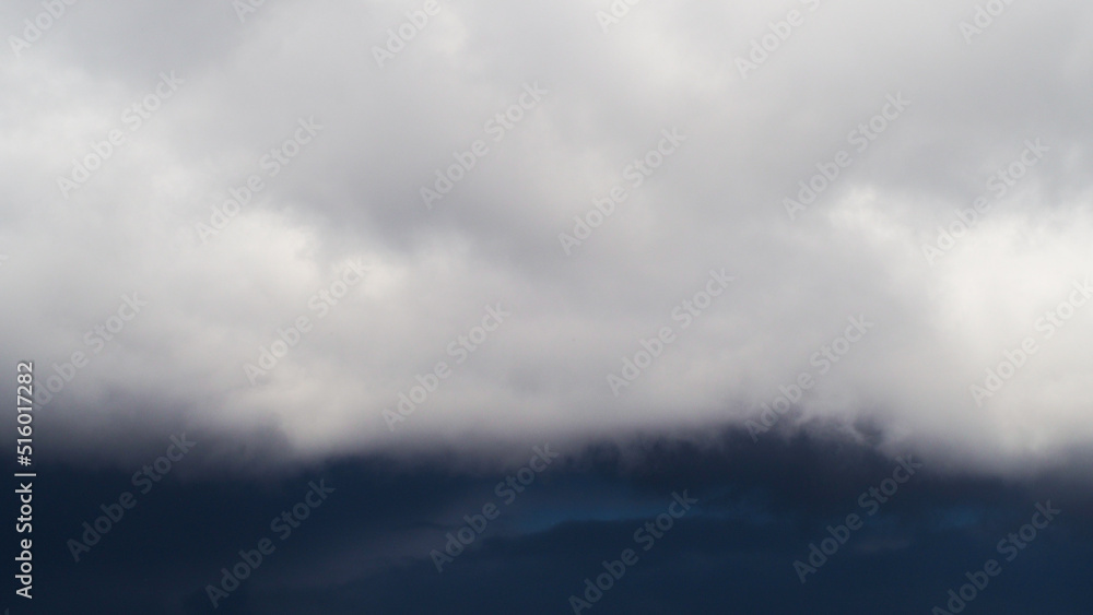Ciel de traîne après le passage d'une perturbation. De nombreuses averses continuent de se succéder Ciel de traîne après le passage d'une perturbation. De nombreuses averses continuent de se succéder