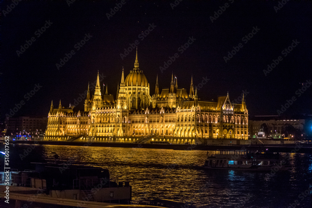 Budapest bei Nacht - Parlamentsgebäude - Donau