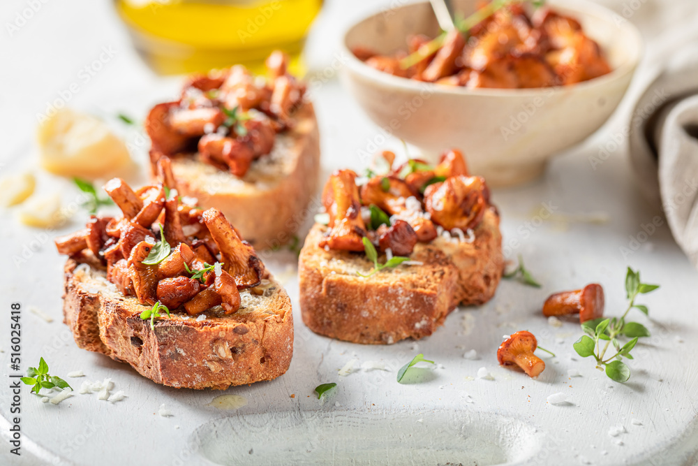 Hot toasts made of wild mushrooms, herbs and olive.