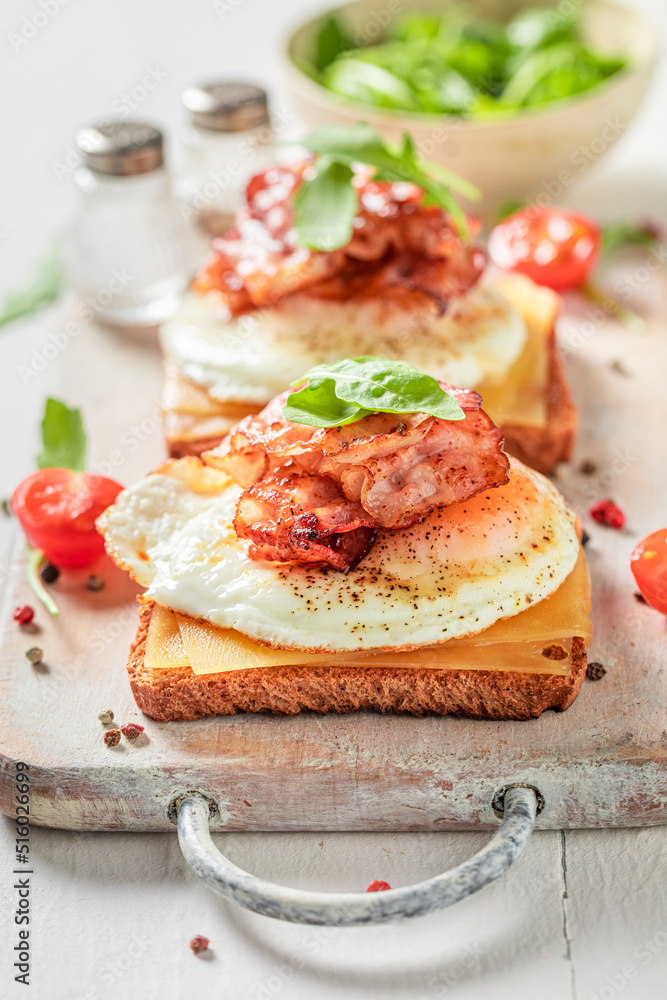 Crunchy and delicious toasts with eggs, tomatoes and bacon.