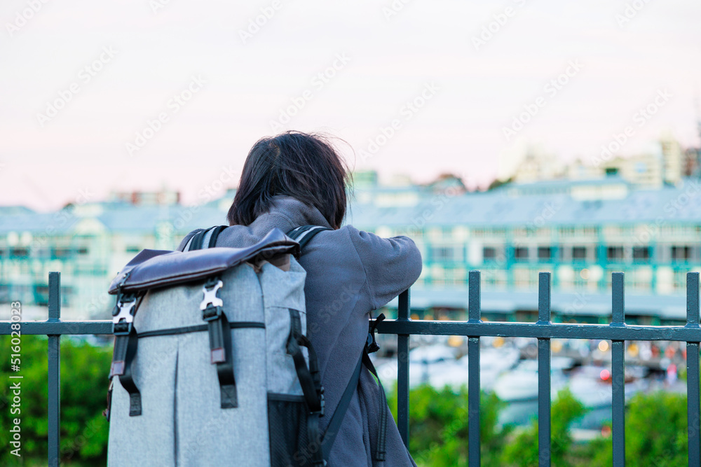 海外の建物を眺める人物の後ろ姿 Stock Photo | Adobe Stock