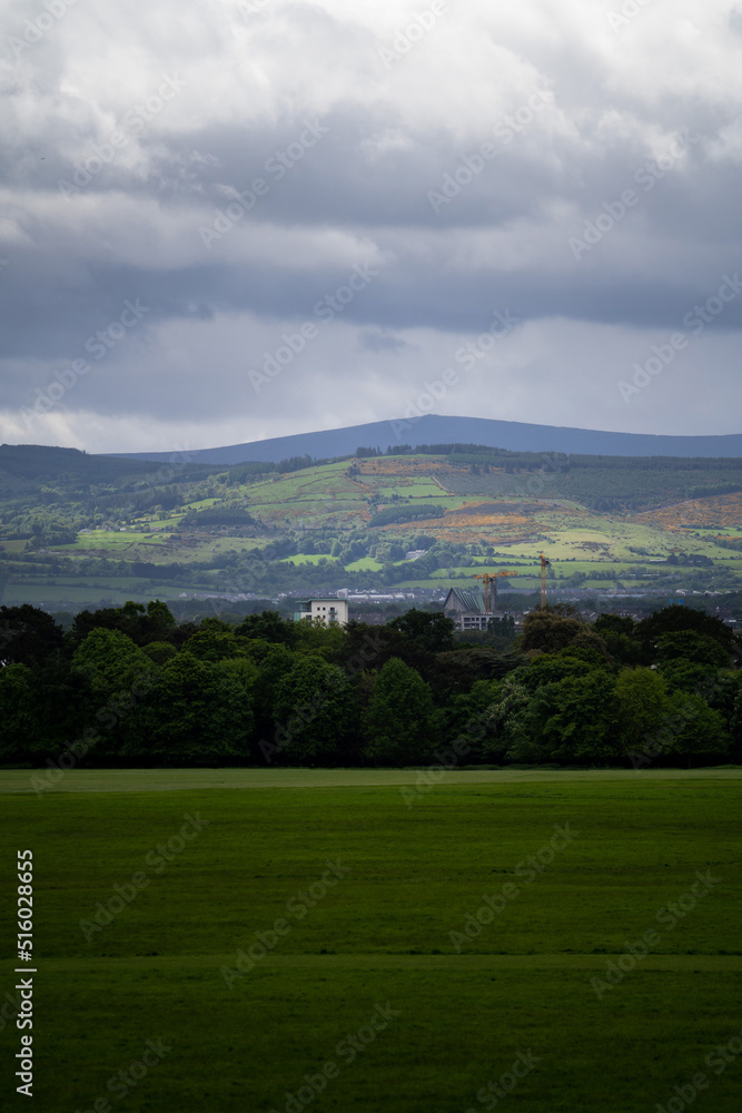 Fototapeta premium Paysage d'Irlande, vue depuis le parc Phoenix à Dublin