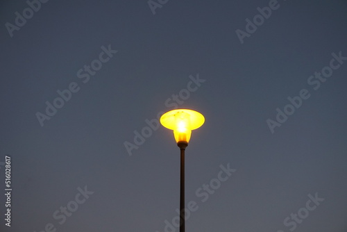 Lampa uliczna świecąca w parku
