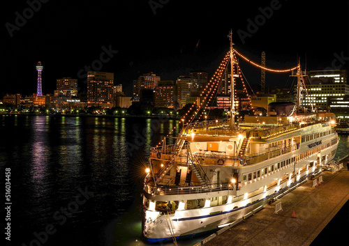 夜の横浜港に輝くナイトクルーズ船