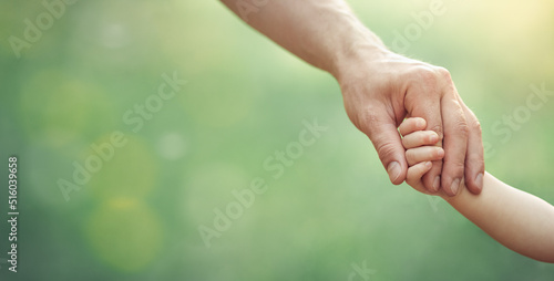 Foto Fathers hand holding his little child in sunny day outdoor, united family and ha