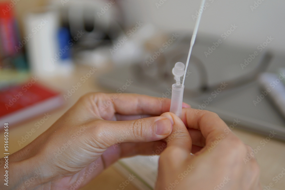 Hacer prueba test rápido coronavirus con el tubo Hacer prueba test rápido coronavirus con el tubo