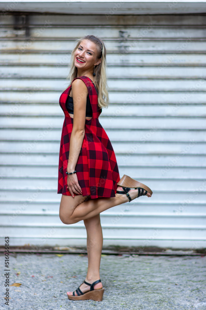 Obraz premium woman walking on the street