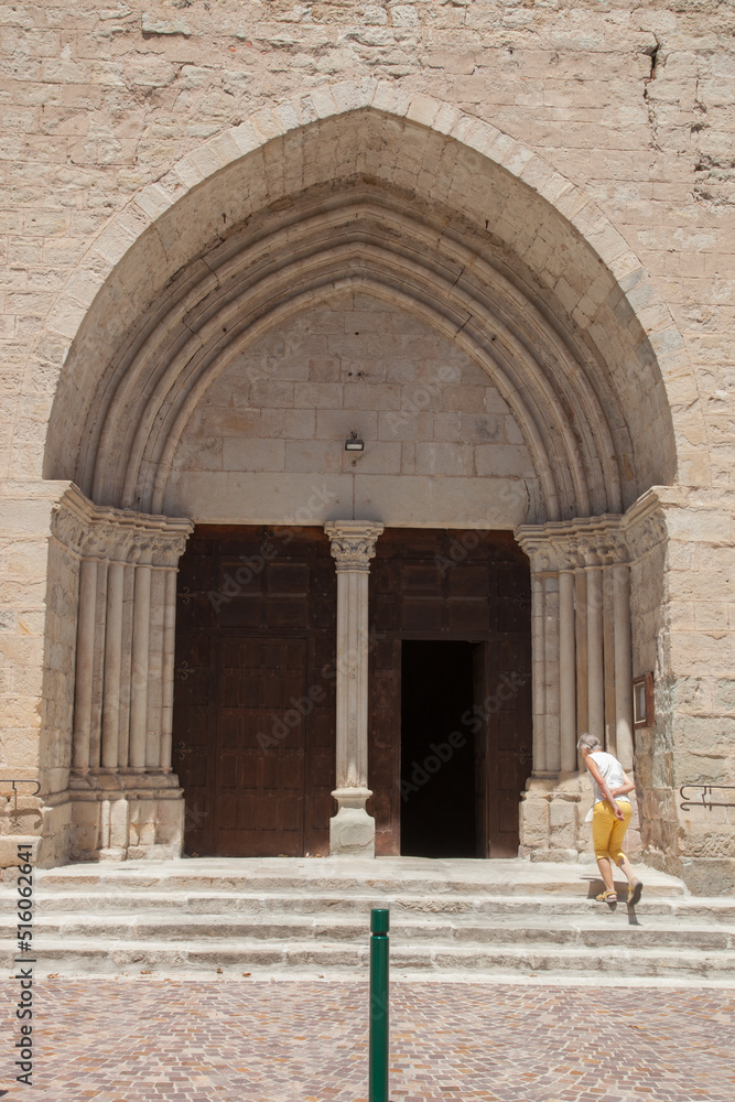 Femme entrant dans l'église de Largentière (Ardèche)