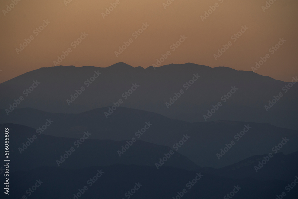 imagen de las montañas con las últimas luces del día, humedad en el ambiente y distintas intensidades de colores
