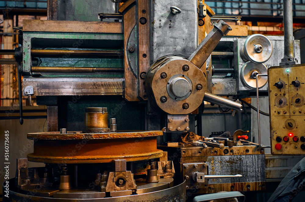 Cutting bearing race of rack with boring and turning lathe Cutting bearing race of rack with boring and turning lathe