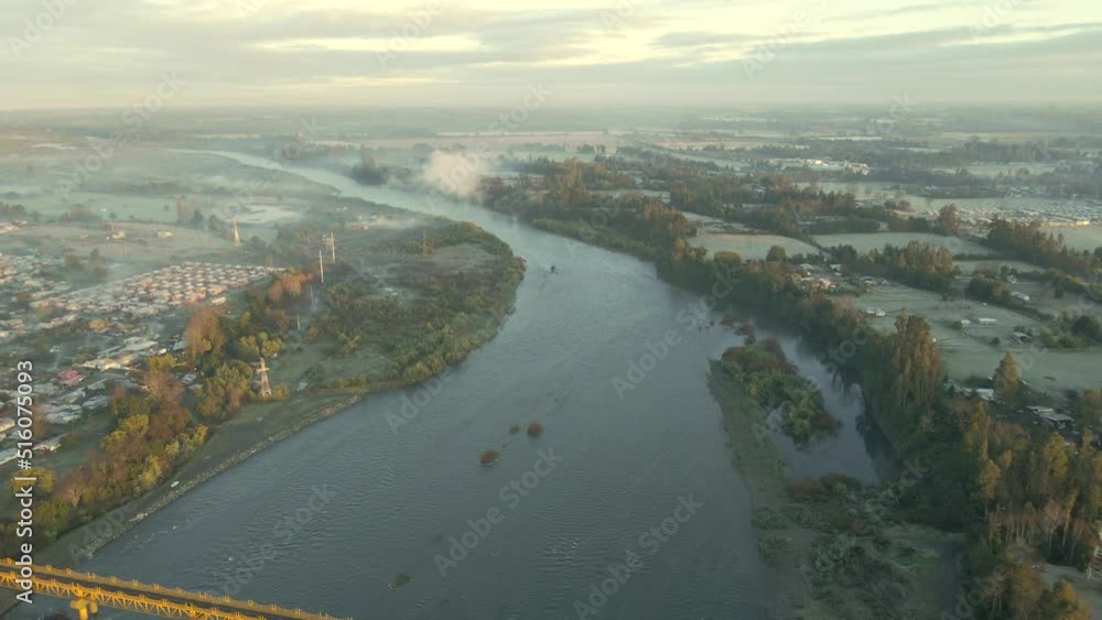 vuelo sobre el río hacia los puentes vuelo sobre el río hacia los puentes