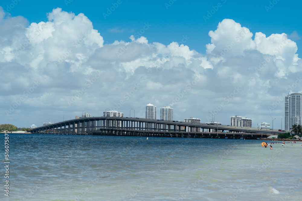 Obraz premium bridge over sea miami 
