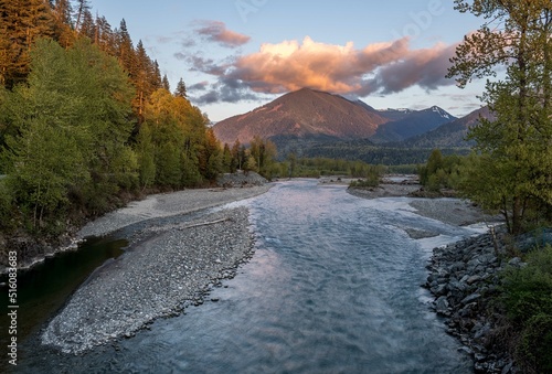 Fotografie Picture of the Chilliwack river and surrounding mountains in beautiful evening l
