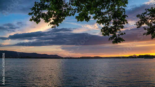 Sommer Abend am schönen Bodensee mit bunten Wolken am Himmel zum Sonnenuntergang  © Marc Kunze