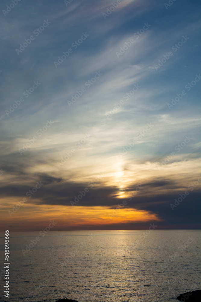 太陽を反射する夕暮れの海
