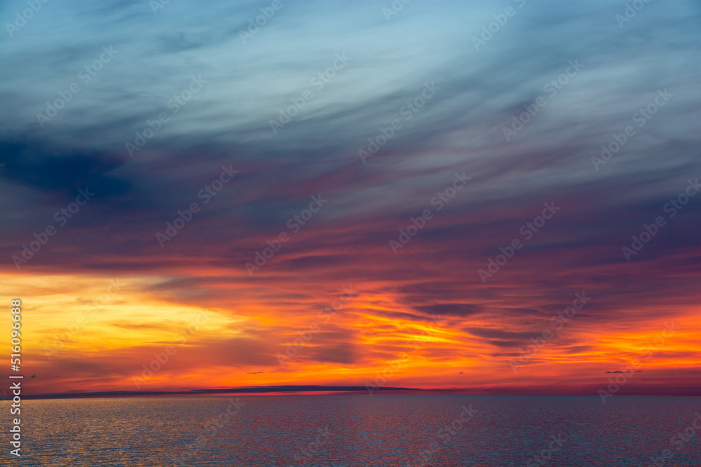 美しい夕暮れの海とオレンジ色の空
