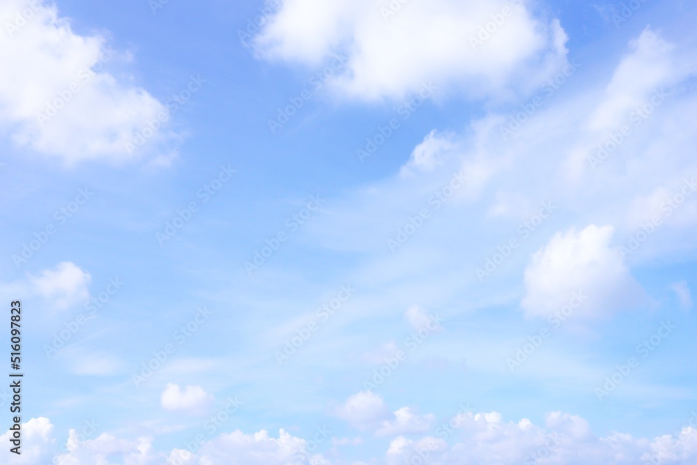 Fototapeta premium 空 優しい水色の空に浮かぶ白い雲