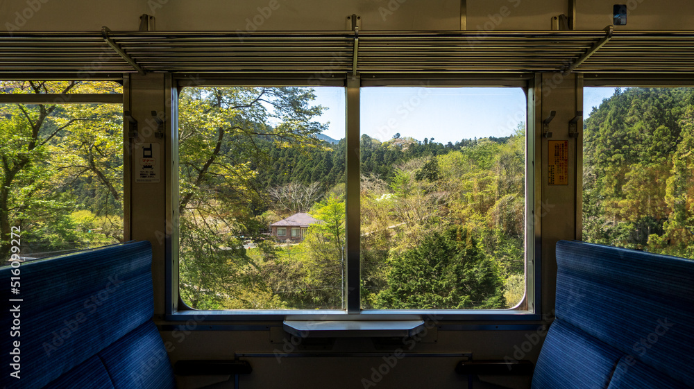 Fototapeta premium 山間の車窓