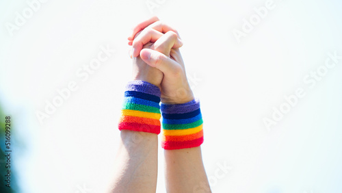 手をつなぐ男性カップル LGBTイメージ