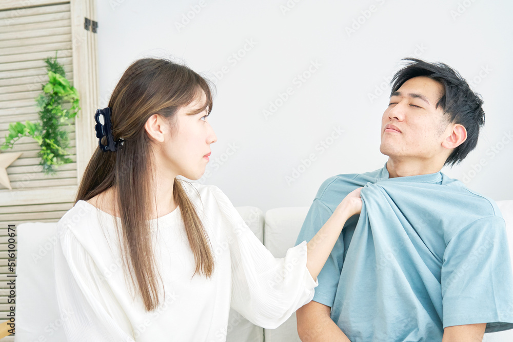 リビングで男性の胸ぐらを掴む女性