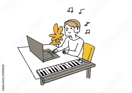 パソコンとキーボードで曲を作る男性　パソコンを使いクリエイティブな仕事をする人
