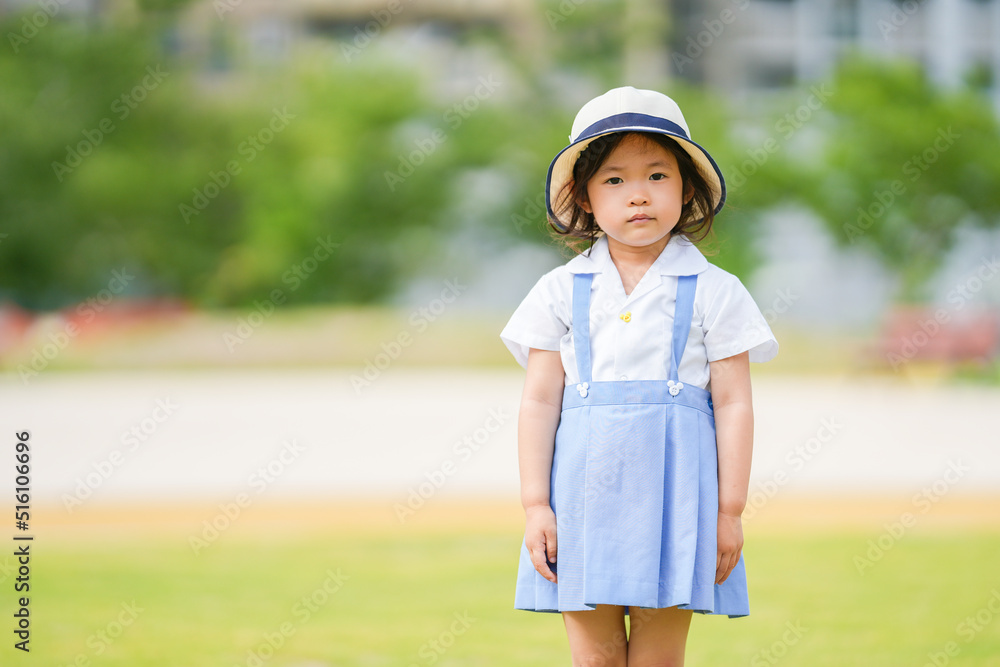 幼稚園の制服の少女 幼稚園の制服の少女