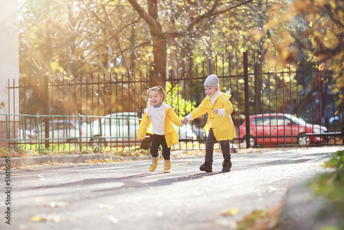 Fototapeta Naklejka Na Ścianę i Meble -  Children walk in the autumn park