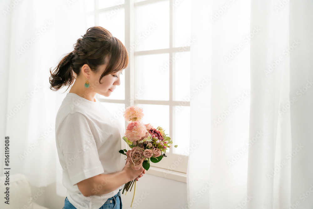 贈り物の花束を持つ日本人女性の横顔（母の日・プレゼント）
