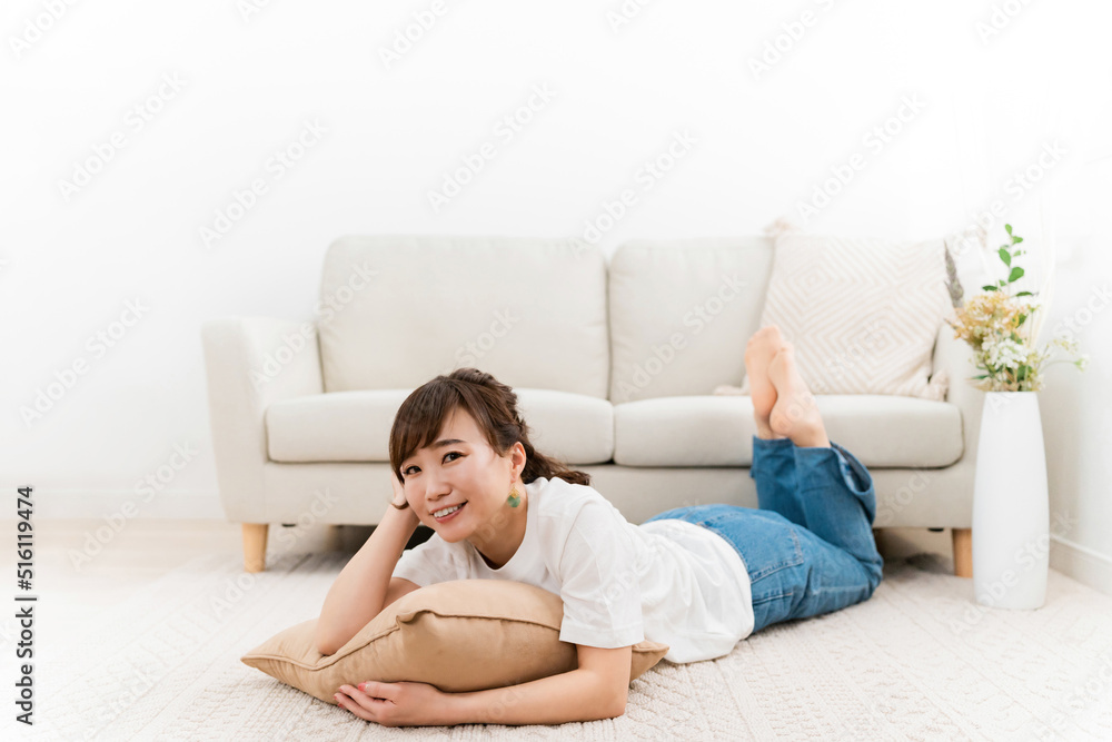 家のリビングでリラックスする日本人女性（くつろぐ）
