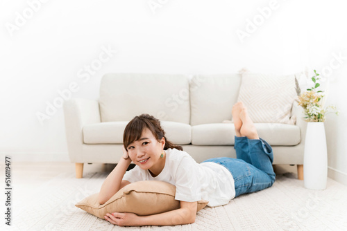 家のリビングでリラックスする日本人女性（くつろぐ） 