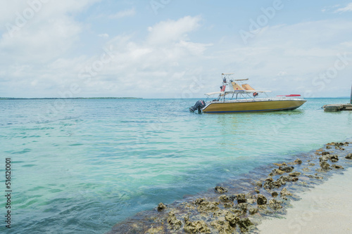 Barco turistico atracado cerca de la orila de la playa de isla del mar caribe en Cartagena Colombia