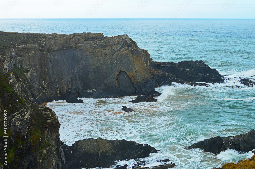 Obraz premium Rocky coast near Cavaleiro on the Rota Vicentina route in Portug
