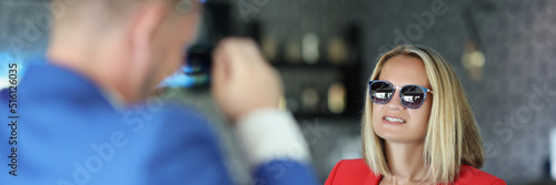 Foto Stylish dressed woman on meeting with presentable man, consultant give advice