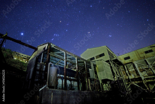 炭鉱施設の廃墟「選炭工場跡」と星空 © Kinapi