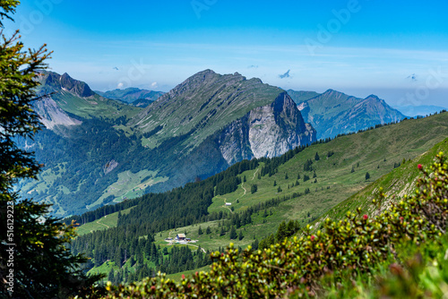 Urlaub im Kleinwalsertal, Österreich: Wanderung in der Nähe von Baad zum Grünhorn mit Blick auf den Ifen und eine Hütte