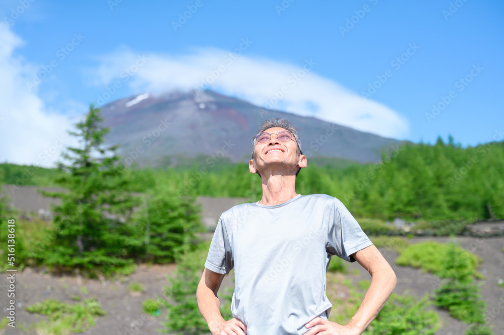 富士山を見上げる男性　登山　トレッキング

