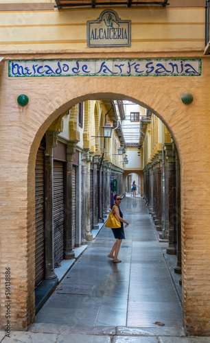 Alcaicería de Granada, narrow street with Moorish bazaars of clothing and crafts © Miguel Ángel RM