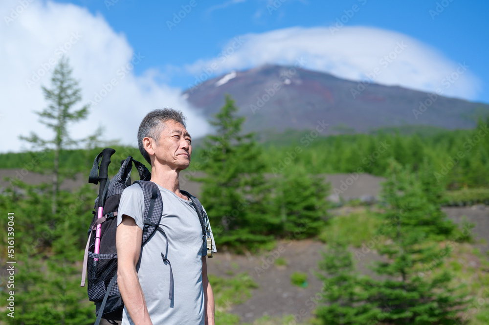 富士登山に挑戦する男性　シニア　ポートレート
