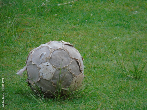 Viejo balón de futbol, viejo balón de football en el pasto © JackWood